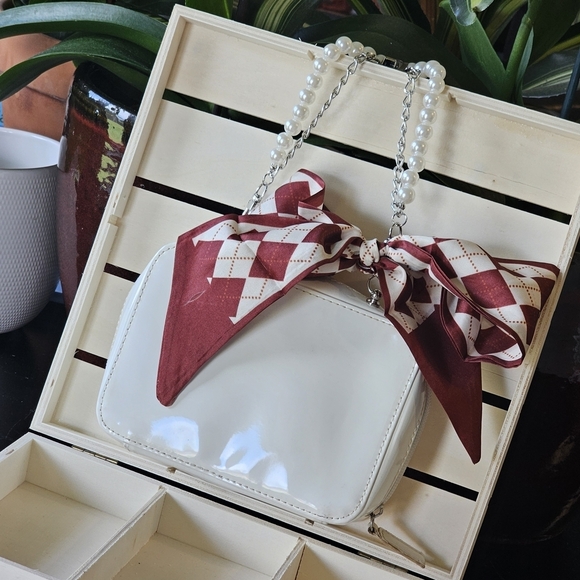 Burberry White Patent Leather Clutch With Faux Pearl Wristlet & Twilly Added - Picture 7 of 16